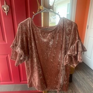 Pink crushed velvet T-shirt with ruffled sleeves